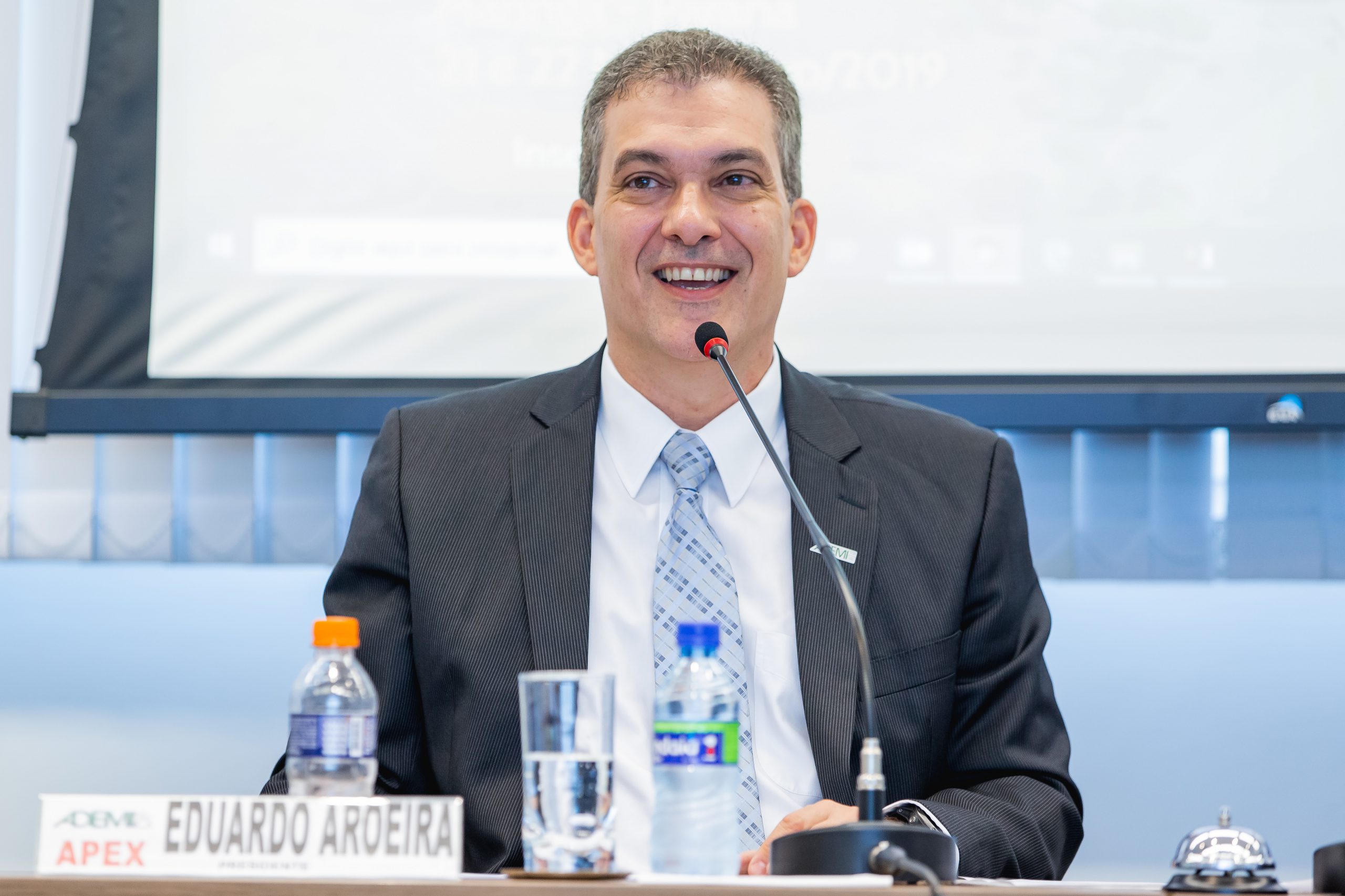 NO JN, PRESIDENTE DA ADEMI-DF DISCUTE AS DIFICULDADES PARA EMPREENDER NO BRASIL