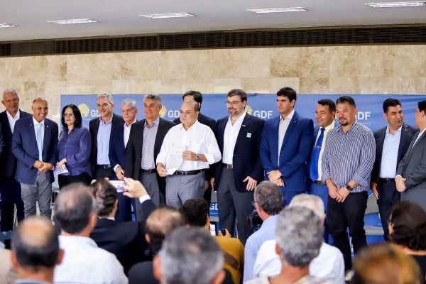 ADEMI DF recebe escritura definitiva de sua sede